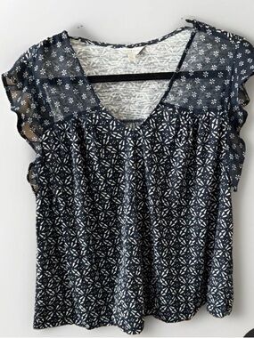 Lucky Band Ruffle sleeve top size large